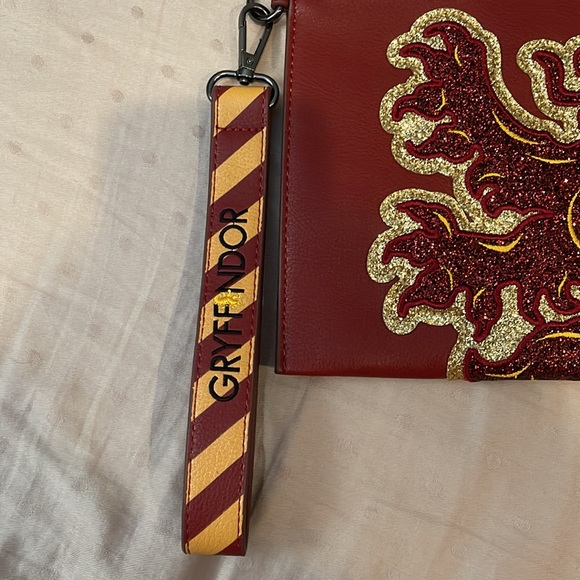 Danielle Nicole Harry Potter Gryffindor wristlet - Picture 2 of 6